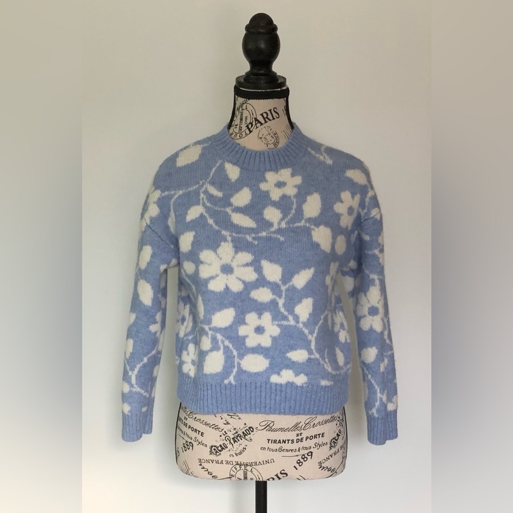 Moon & Madison Sweater long sleeves blue/ white small